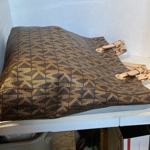 Michael Kors XL Tote 13” tall 14” wide 9” drop 4” wide on side Preowned EPC - Picture 8 of 13